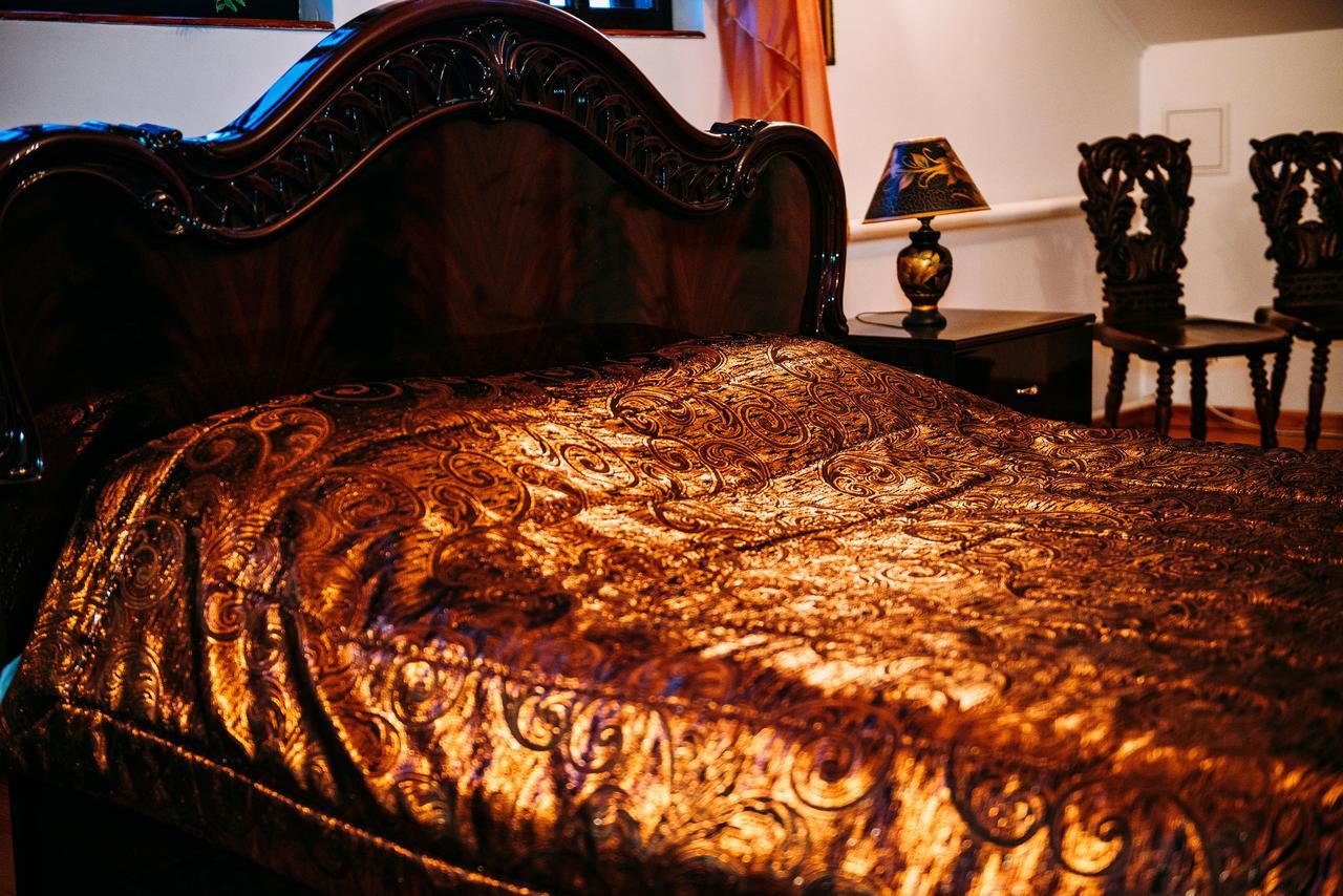 Antique House Hotel Дубно Экстерьер фото