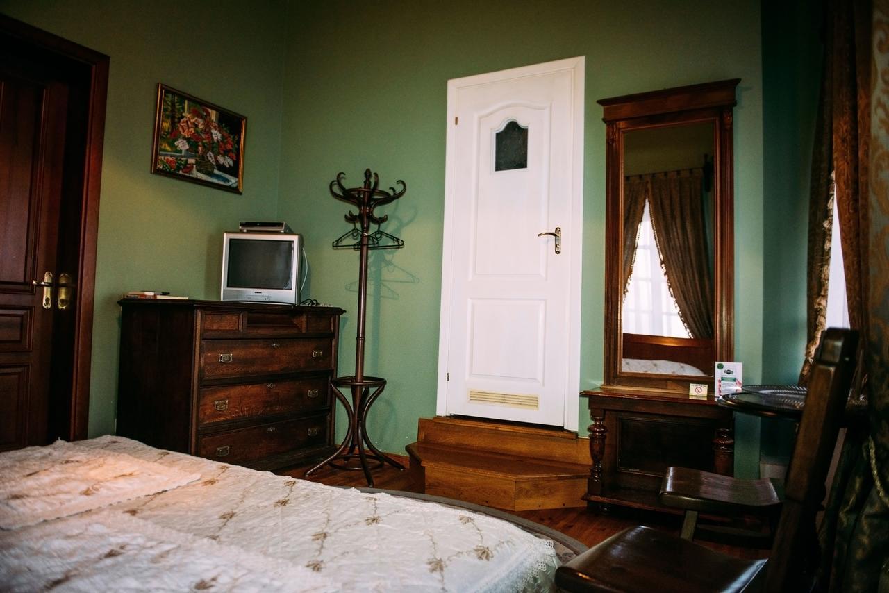 Antique House Hotel Дубно Экстерьер фото