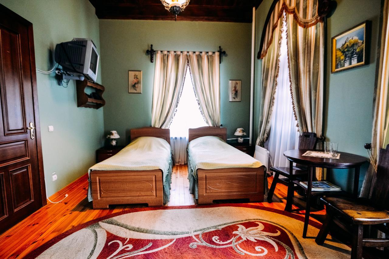 Antique House Hotel Дубно Экстерьер фото